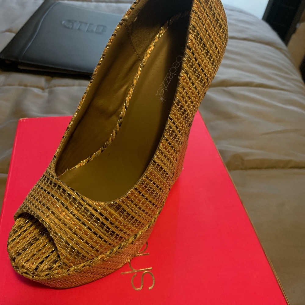 Peep toe wedge